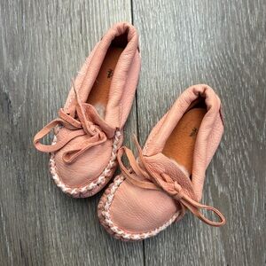 Hides in hand - BNWT Kids Leather Moccasins, Size 4